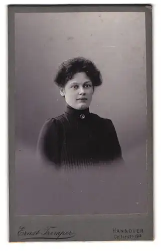 Fotografie Ernst Tremper, Hannover, Cellerstrasse 19a, Junge Frau in schwarzem Kleid mit hochgestecktem Haar