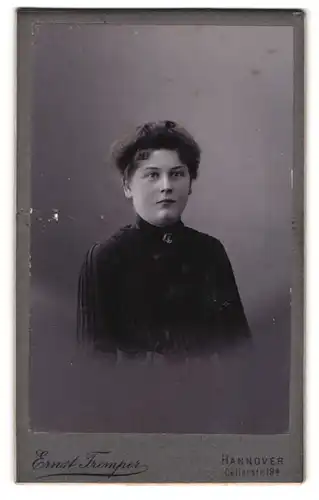 Fotografie Ernst Tremper, Hannover, Cellstrasse 19 a, Junge Dame in dunklem kleid mit hohem Kragen