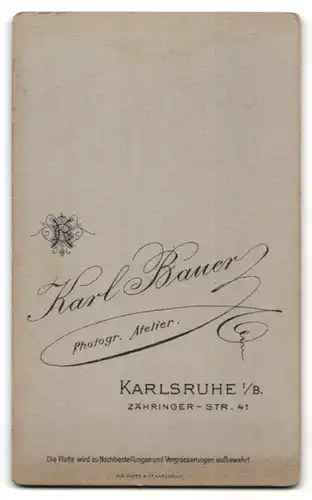 Fotografie Karl Bauer, Karlsruhe, Kleinkind mit wachem Blick in Kleid