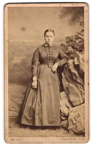 Fotografie Philipp Hoff., Frankfurt a. M., Bleichstrasse 38 a, Frau mittleren Alters in schlichtem Kleid mit Halskette