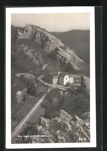 AK Sv. Jan pod Skalou, Schloss und Berg aus der Vogelschau