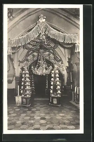 AK Kuttenberg / Kutna Hora-Sedlec, Totenkopfschmuck in Kirche