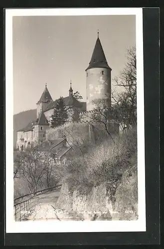 AK Krivoklát, Strassenpartie mit Blick zur Burg