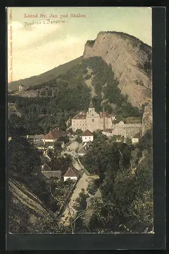 AK Svatý Jan pod Skalou, Schloss und Häuser mit Felsen im Hintergrund