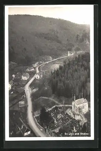 AK Svatý Jan pod Skalou, Strassenpartie des Ortes aus der Vogelschau