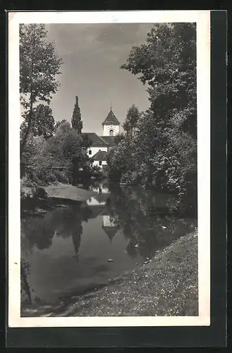 AK Bystrice u Benesova, Partie am See mit Blick zur Kirche