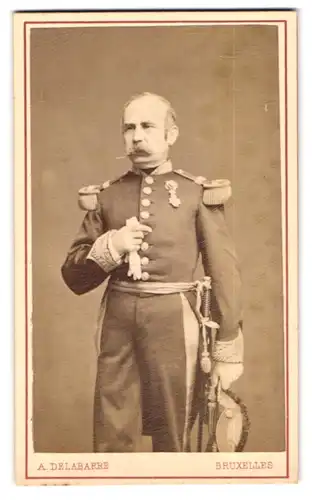 Fotografie Portrait Hofling mit Zweispitz trägt Uniform mit Orden & Epauletten