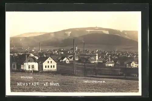 AK Neustadt (aT) / Nove Mesto Pod Smrkem, Blick in den Ort mit Tafelfichte in der Ferne
