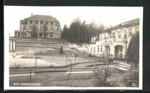 AK Bad Kunnersdorf, Badeanstalt mit Vorplatz