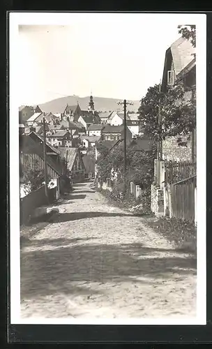 AK Ceský Dub, Strassenpartie im Ort mit Blick Richtung Kirche