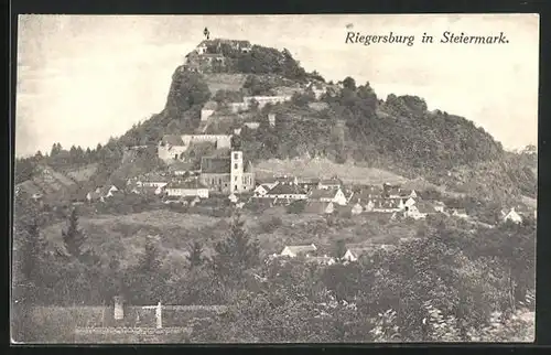 AK Riegersburg, Burg auf einem Berg unter Häusern