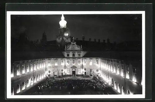 Foto-AK Leoben, Innenhof eines Gebäudes bei Nacht