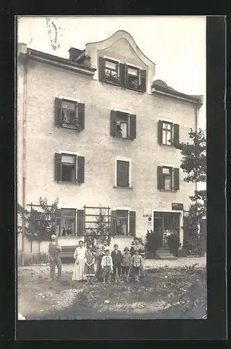 Foto-AK Salzburg, Familie vor ihrem Wohnhaus