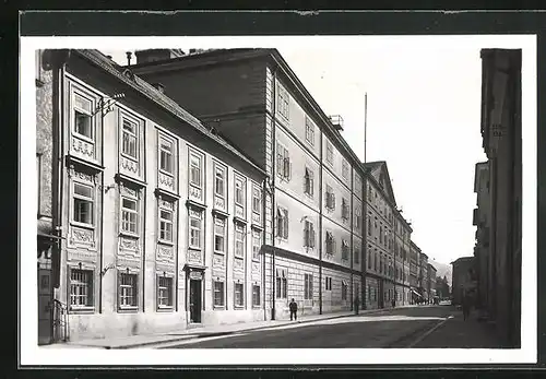 AK Salzburg, Strasse an Verwaltungsgebäuden