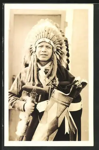 AK Indianer-Häuptling Cleto Tafoye vom Stamm der Tewa mit Federschmuck und Waffen