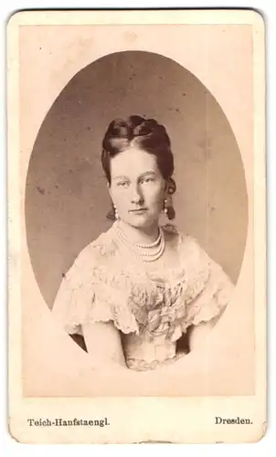 Fotografie Portrait Maria Anna von Portugal im Kleid mit Rüschen & Schmuck