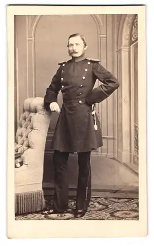 Fotografie Albert Grundner, Berlin, Leipziger Strasse 50, Offizier in Uniform mit Epauletten