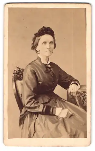 Fotografie Fr. Kahlmeyer, Osnabrück, Bahnhofsplatz 1, betagte Dame im Sonntagskleid beim Fotograf