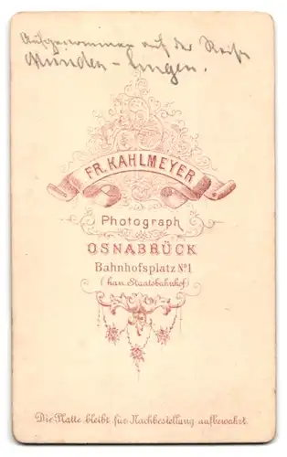 Fotografie Fr. Kahlmeyer, Osnabrück, Bahnhofsplatz 1, betagte Dame im Sonntagskleid beim Fotograf