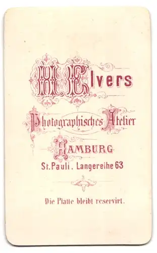 Fotografie H. Elvers, Hamburg, Langereihe 63, Edeldame mit Bibel im gestreiften Outfit