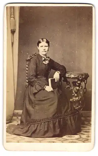 Fotografie H. Elvers, Hamburg, Langereihe 63, Dame mit Bibel im dunklen Kleid