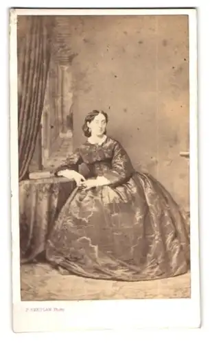 Fotografie P. Skeolan, Cheltenham, 12 Promenade Villas, Edeldame höfisch gekleidet