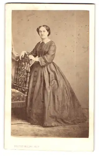 Fotografie Huguet-Moline, Montpellier, Edeldame im Biedermeierkleid beim Fotograf