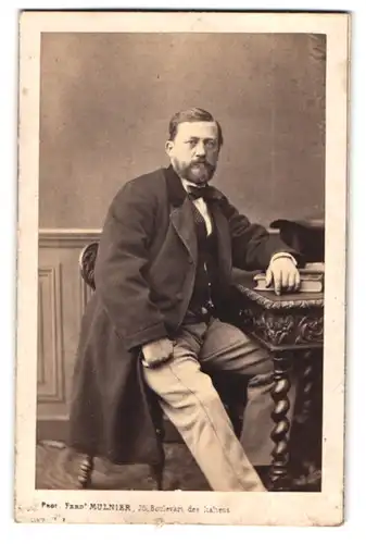 Fotografie Atelier Mulnier, Paris, 25 Boulevart des Italiens, Portrait Edelmann mit Vollbart im Anzug