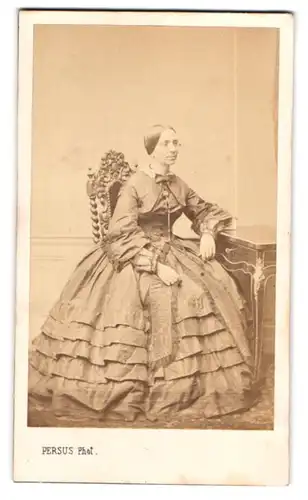 Fotografie Atelier Persus, Paris, 8 Rue Cassette, Edeldame mit glattem Haar im Biedermeierkleid
