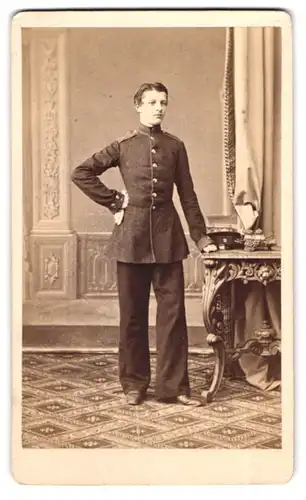 Fotografie Hermann Selle, Potsdam, York-Strasse 4, Kadett in Uniform nebst Schirmmütze