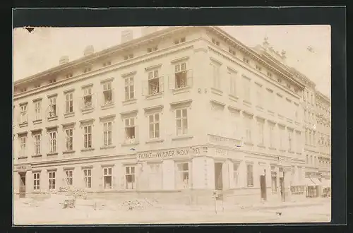 Foto-AK Salzburg, Strassenpartie mit Filiale der Winer Molkerei und Tischlerei von Johann Weiss