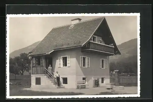 Foto-AK Salzburg, Wohnhaus mit Ehepaar