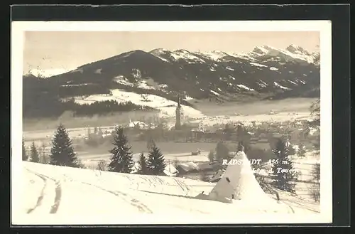 AK Radstadt, Ortspartie mit Blick g. d. Tauern im Schnee