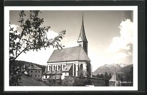 Foto-AK St. Leonhard, Blick zur Kirche