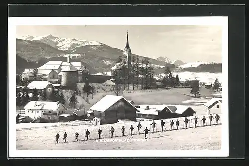 AK Radstadt, Ortspartie mit Kirche und Skifahrern im Winter
