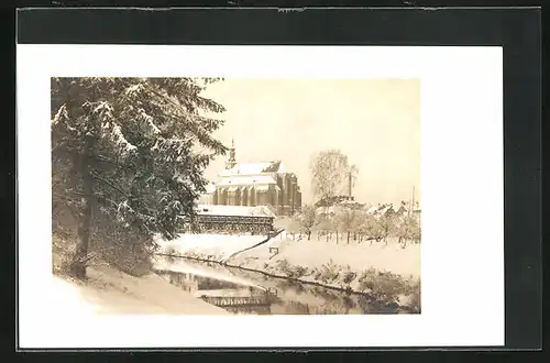 Foto-AK Josefstadt / Josefov / Jaromer, Uferpartie mit Kirche im Winter