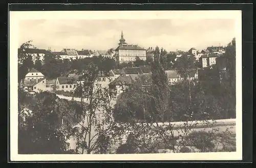AK Zatec, Strassenpartie im Ort mit Blick zur Kapelle