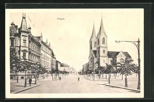 AK Plzen, Strassenpartie mit Blick zur Kirche