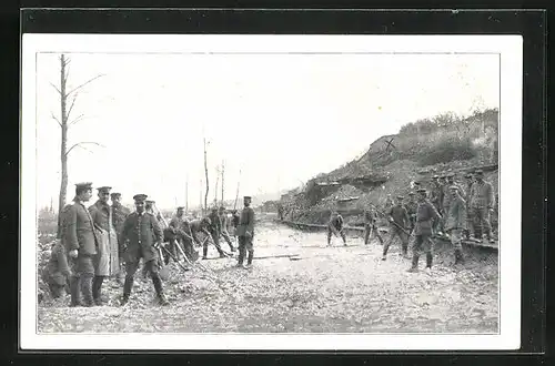 AK Soldaten bei der Strassenreinigung in der Schlammpagne