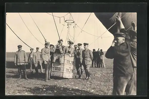 AK Soldaten im Korb eines Ballons vor dem Aufstieg