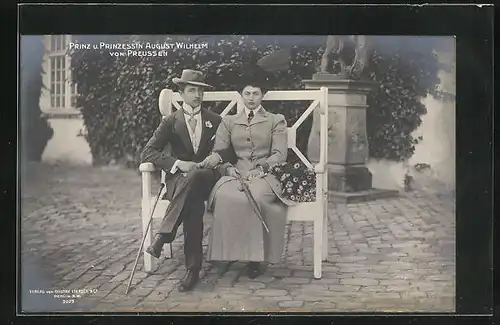 AK Prinz und Prinzessin August Wilhelm von Preussen auf einer Bank sitzend
