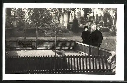 AK Edvard Benes mit Frau auf dem Friedhof