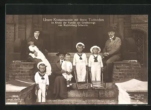 AK Unsere Kronprinzessin mit ihrem Töchterchen im Kreise der Familie des Grossherzogs von Mecklenburg-Schwerin
