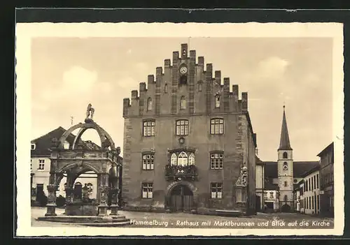 AK Hammelburg, Rathaus mit Marktbrunnen und Blick auf die Kirche