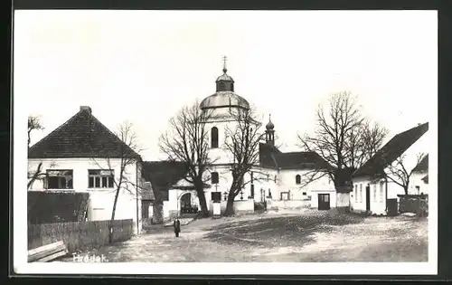 AK Hradek u. Vlasimi, Ortsansicht mit Kirche