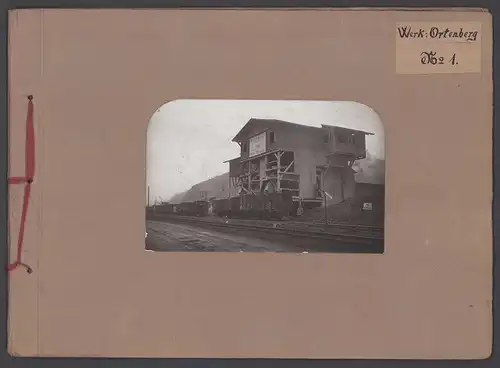 Fotoalbum mit 25 Fotografien Ohmtal Basalt-Werke, Ansicht Ortenberg / Hessen, Schotterwerk mit Schütte für Güterwaggons