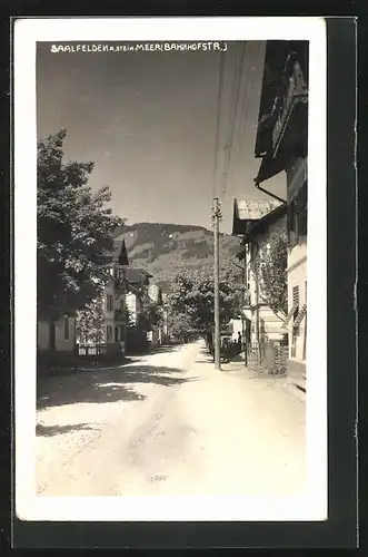 AK Saalfelden a. Stein. Meer, Bahnhofstrasse mit Telegraphenmast