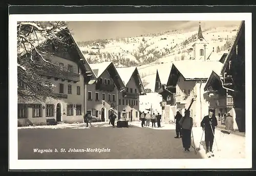 AK Wagrain /Pongau, Marktplatz im Winter mit Skifahrern