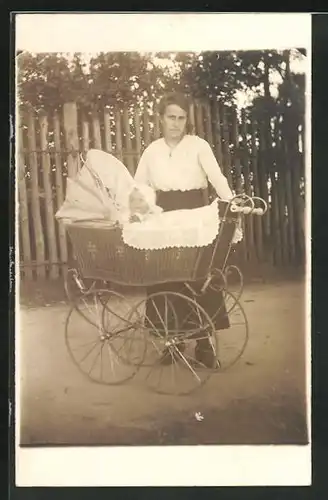 Foto-AK Mutter mit Säugling im Kinderwagen