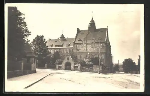 AK Rumburg / Rumburk, Strassenpartie mit grossem Gebäude